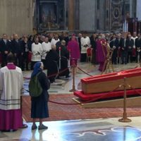 Monja, amiga del papa Francisco, rompe protocolo y llora frente al féretro (Video)