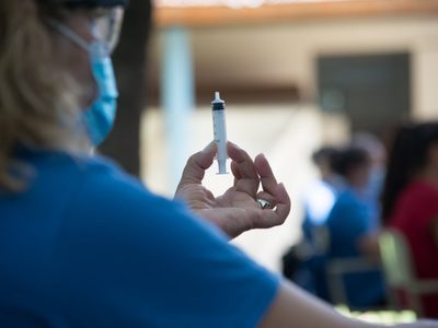 Chile comenzará a vacunar a las mujeres lactantes el 8 de marzo