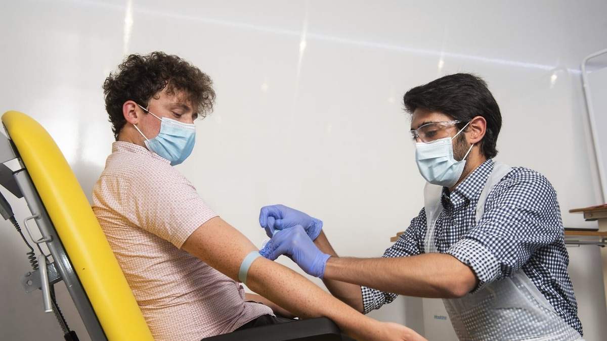 La dosis fue aplicada en un laboratorio de la Universidad de Witts, en Sudáfrica. Fuente: (Twitter)