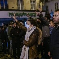Cientos de personas se manifiestan en París en protesta por el tiroteo en un centro cultural kurdo