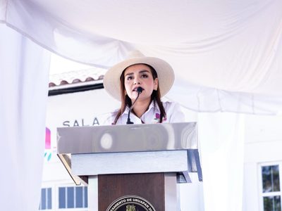 Grecia Quiroz acude al Senado; morenistas la reciben a gritos