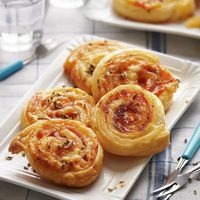 Con 3 ingredientes, hacé estos rolls de jamón y queso con tapas de empanadas para disfrutar unos buenos mates