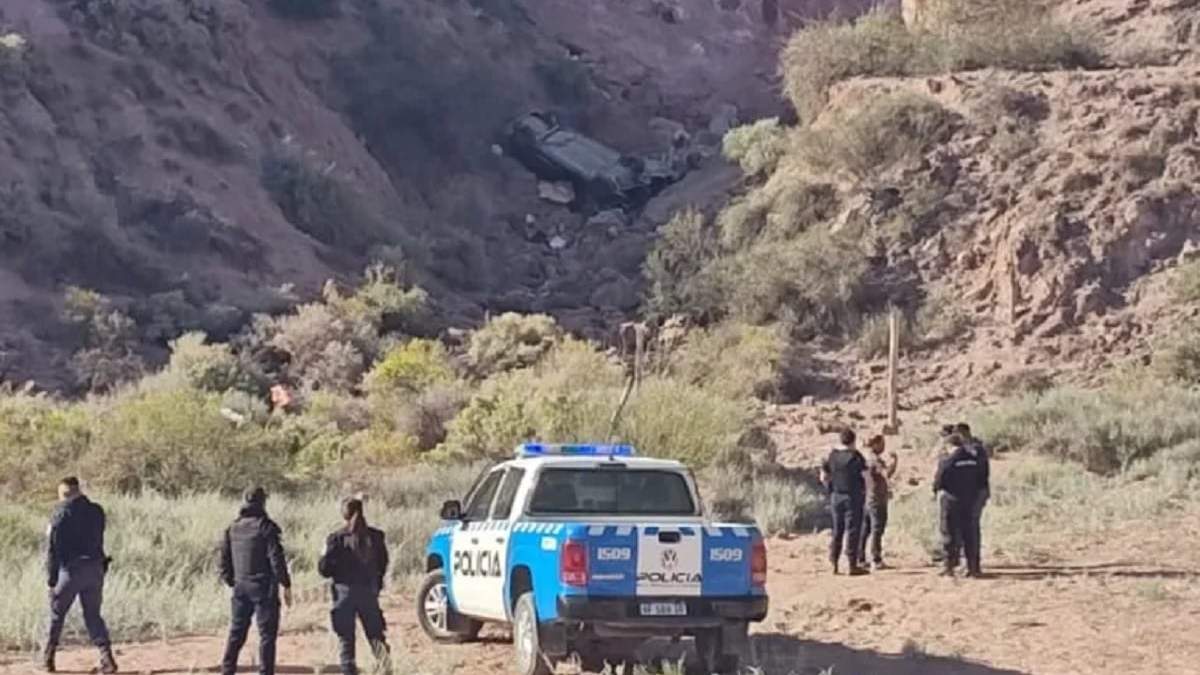 La Policía en el lugar donde el vehículo cayó al vacío unos 150 metros. Fuente (X)