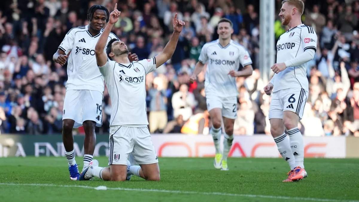 Raúl Jiménez rompió a llorar tras marcar su primer gol desde la muerte de su padre