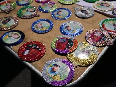 Crean en Ecatepec árbol de Navidad que lleva fotografías de personas desaparecidas