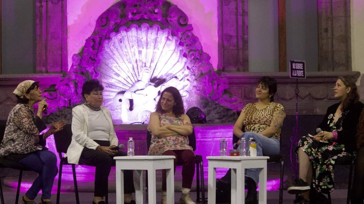 Plática sobre el concierto "Sirenas al ataque"