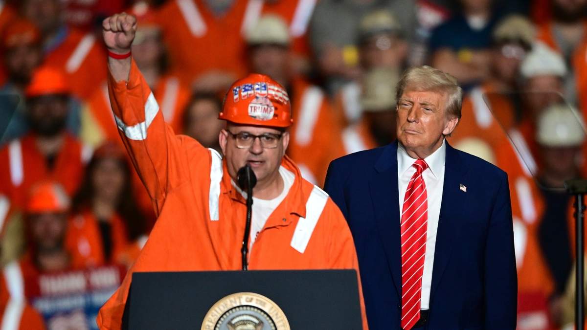 Donald Trump escucha mientras el obrero Brian Pavlack habla en la planta Mon Valley Works-Irvin, de U.S. Steel, en West Mifflin, Pensilvania