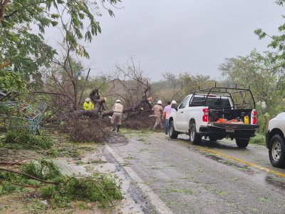 Erick azotó Oaxaca y ahora se abre paso en tierra por Guerrero como huracán categoría 1
