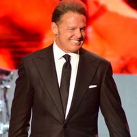 ¡En el centro de la polémica! La novia de Luis Miguel  es criticada por su belleza. ¿Antinatura?