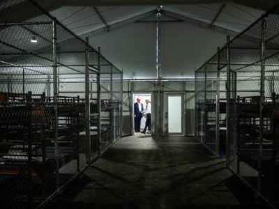 Tribunal de EU bloquea orden judicial que prohibía la entrada de más migrantes en Alligator Alcatraz