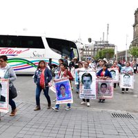 FGR y familiares de los 43 de Ayotzinapa acuerdan reuniones trimestrales