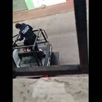Tabasco: Exhiben en video a policías que tunden a golpes a una mujer que ya estaba sometida