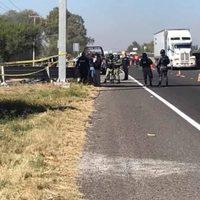 Sobre carretera de Guanajuato hallan los cadáveres de cuatro policías de Villagrán