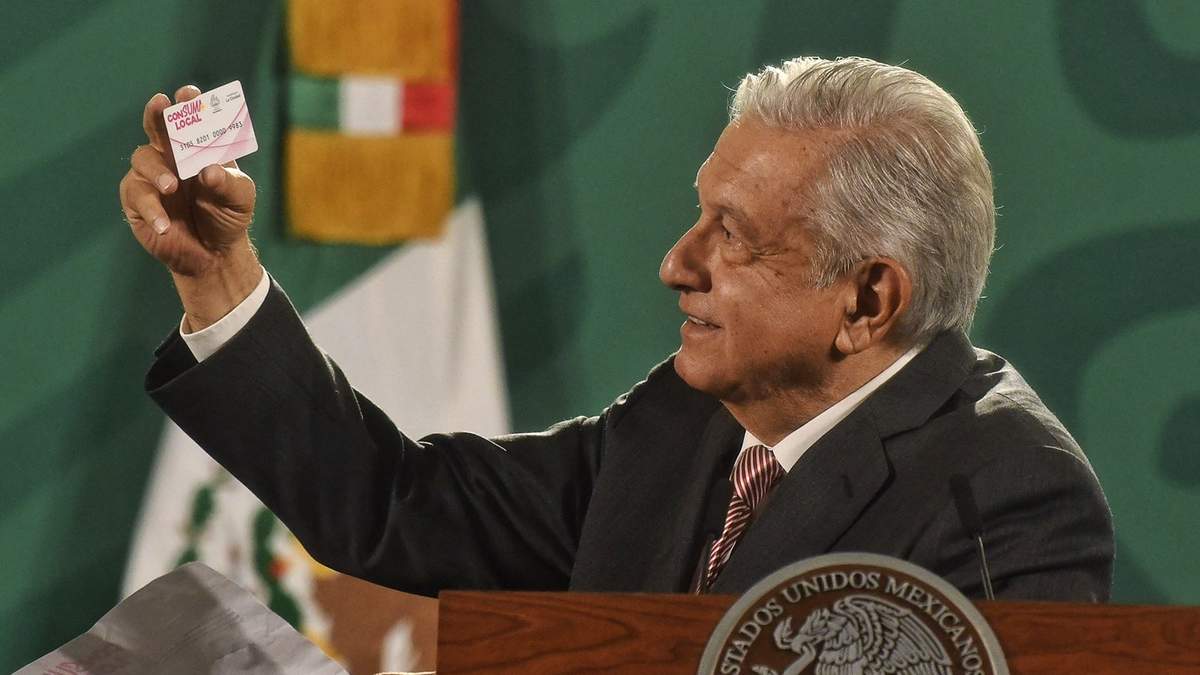 AMLO exhibe la tarjeta "consuma local" que le llevaron a la mañanera