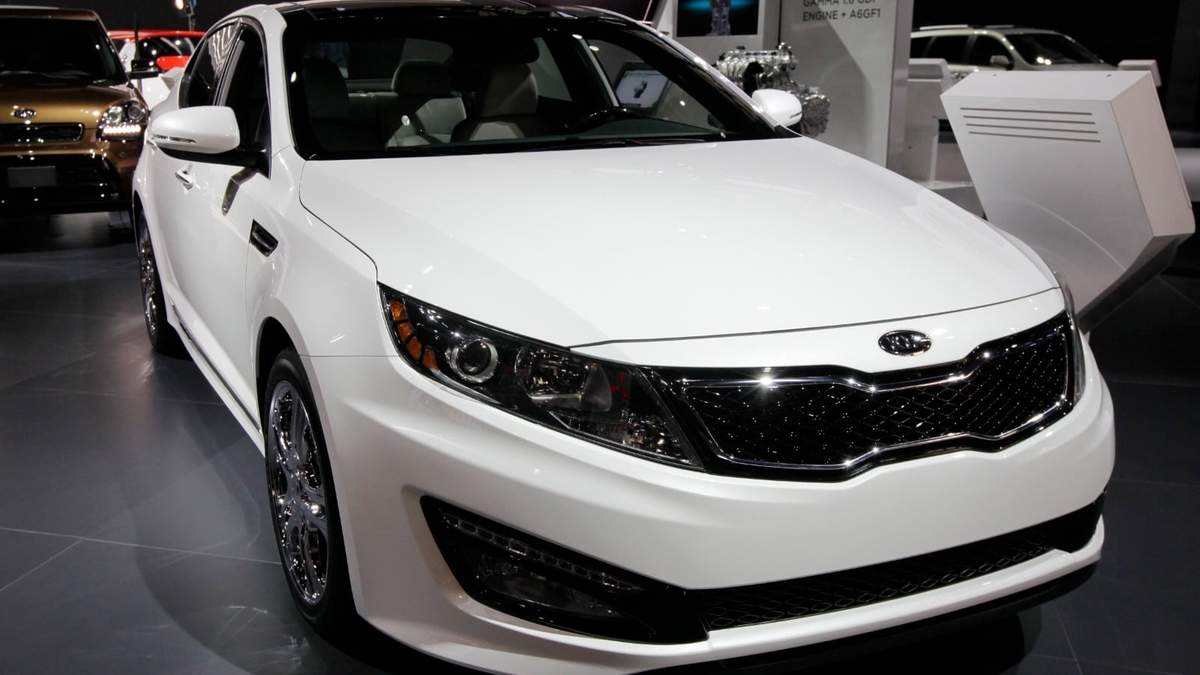 Un modelo de Kia Optima 2013 se exhibe en el Salón del Automóvil de Chicago el 9 de febrero de 2012
