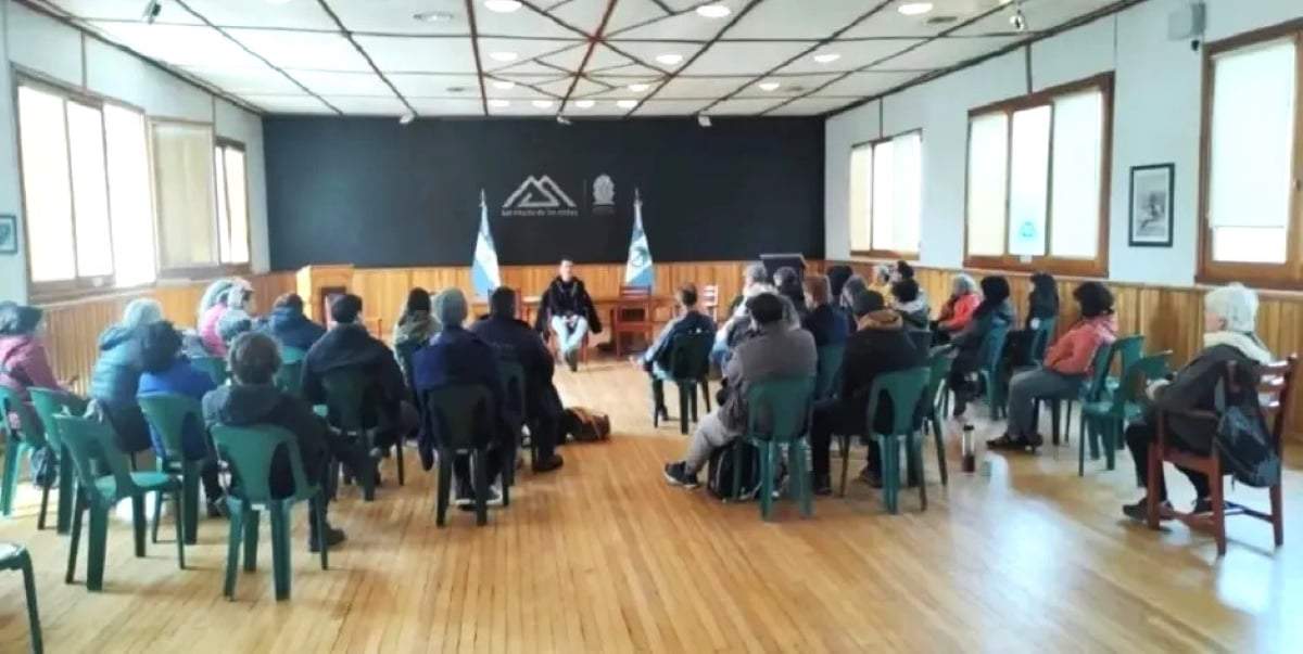 Reunión entre autoridades municipales y vecinos. Fuente: (RSM)