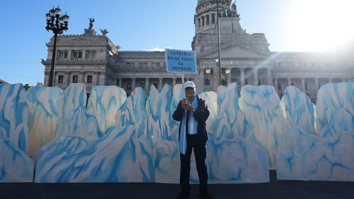 Un manifestante sostiene una pancarta en contra de la propuesta del gobierno de Javier Milei para reformar la ley de protección de los glaciares, frente al Congreso en Buenos Aires, Argentina