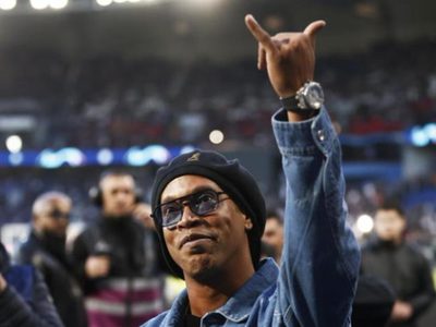 Sonríe el fútbol: la fortuna de Ronaldinho con los partidos a beneficio