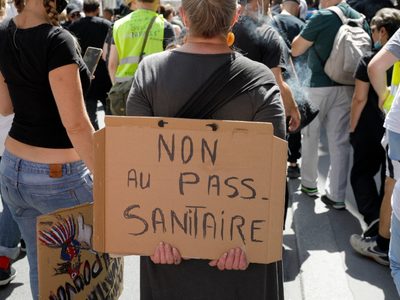 Los chalecos amarillos se unen a las protestas contra el pasaporte sanitario en Francia