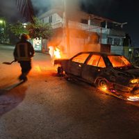 Pistoleros queman taxi, cuyo chofer participó en protesta por la masacre de una familia en Acapulco