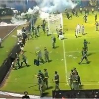 Al menos 129 personas mueren tras disturbios en un estadio de futbol en Indonesia (Video)