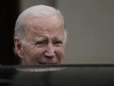 Biden anula requisito de vacuna contra covid para ingresar a EU por avión