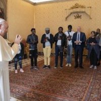 El Papa cumple con su agenda oficial el día de su 85 cumpleaños y recibe a un grupo de refugiados