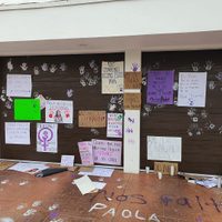 Empapelan casa de la gobernadora Marina del Pilar como protesta por el asesinato de Paola