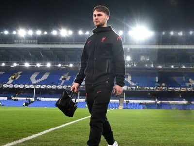 Cuánto cuesta la lujosa cartera que lució Alexis Mac Allister en Europa