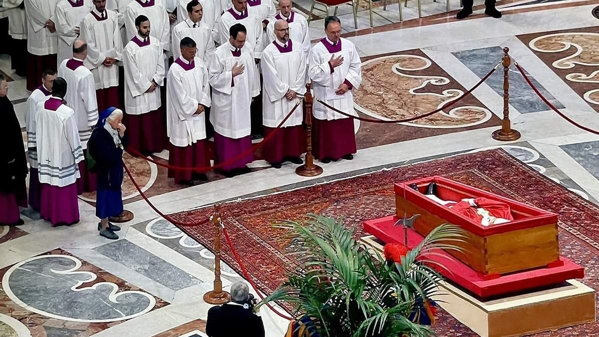 Se trata de Geneviève Jeanningros, una religiosa francesa amiga cercana del pontífice.