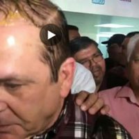Lanzan huevazos a expriista que busca una alcaldía a través de Morena en Coahuila (Video)