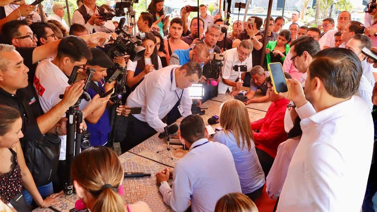 La candidata opositora al gobierno de Morelos, Lucía Meza fue notificada de una demanda en plena conferencia de prensa