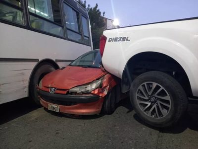Terrible choque en Bariloche: tres autos terminaron como un sándwich