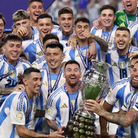 Quién es el jugador de la Selección argentina que tendría un polémico romance con una influencer española