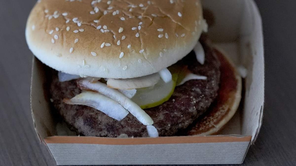Una hamburguesa cuarto de libra de McDonald's el miércoles 23 de octubre de 2024, en Chicago