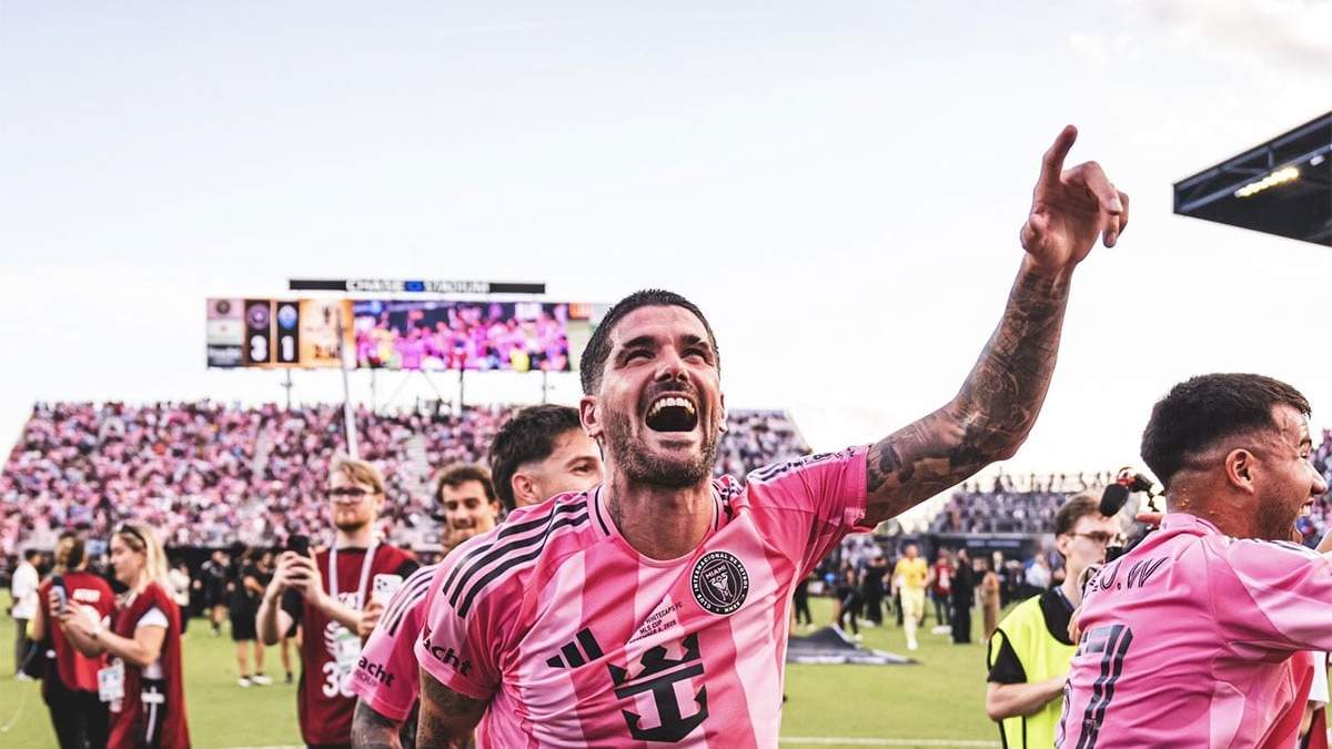 "Buena goliador". Rodrigo De Paul definió como un 9... de esos que hacen goles, claro.