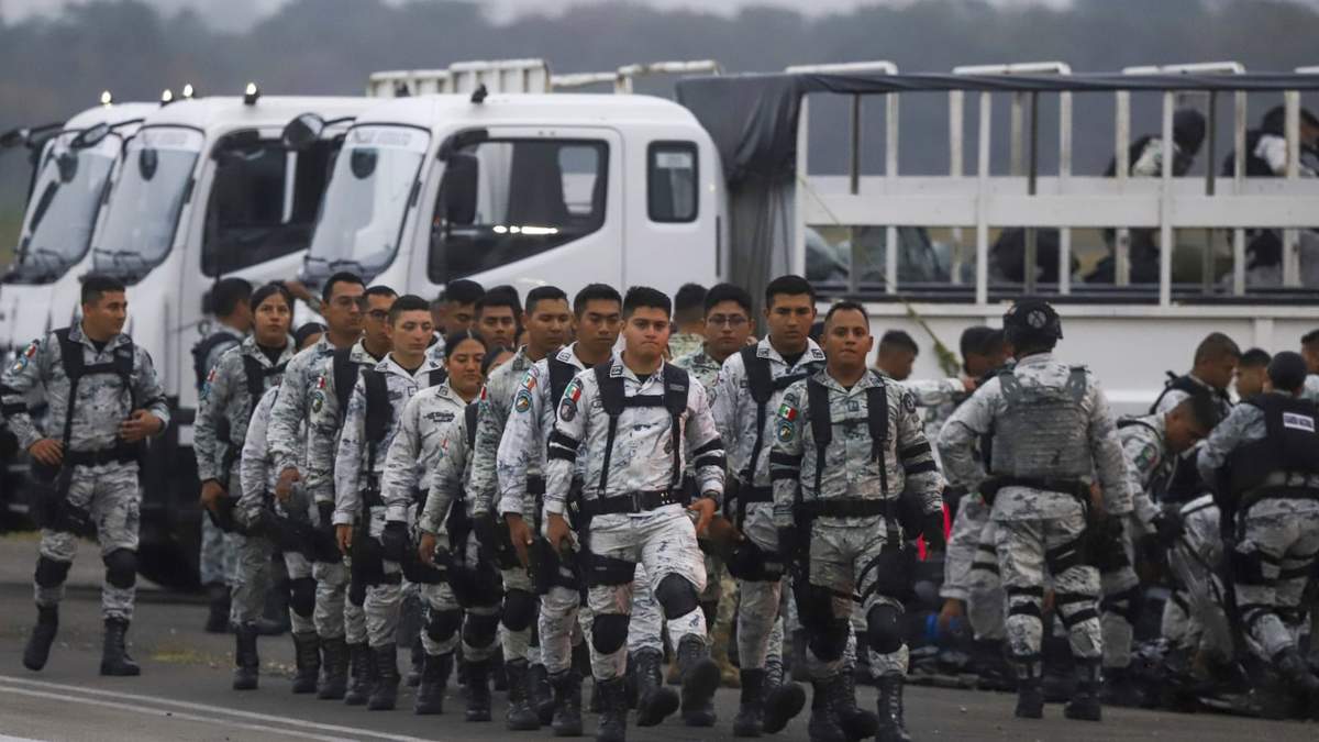 Elementos de la Guardia Nacional de México se preparan para abordar un avión y viajar hacia el norte