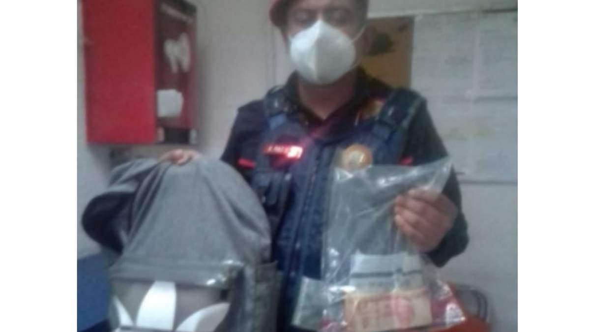 El policía con la mochila y el dinero en efectivo