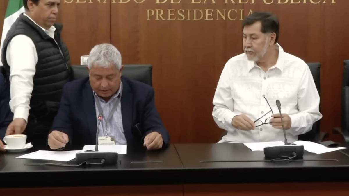 El abogado Carlos Velázquez de León y el senador Gerardo Fernández Noroña durante la disculpa pública