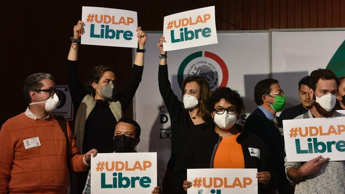 Alumnos y profesores de la UDLAP acudieron el miércoles 9 a la Cámara de Diputados para pedir que legisladores medien en el conflicto