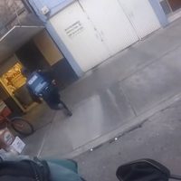 Policía pide “aventón” a motociclista para perseguir a ladrón en la CDMX y video se viraliza
