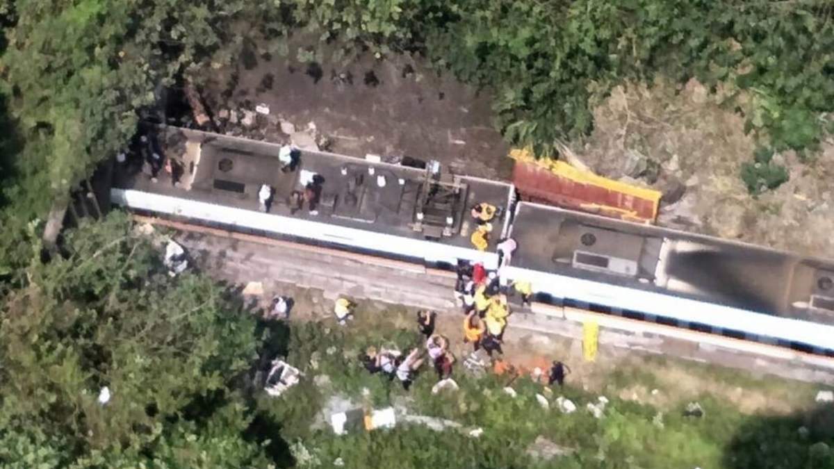 El tren Taroko Express descarriló  al internarse en el túnel de Daqingshui