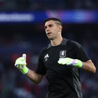 “Amamos odiarlo”: el hostil recibimiento que recibió el Dibu Martínez en Francia