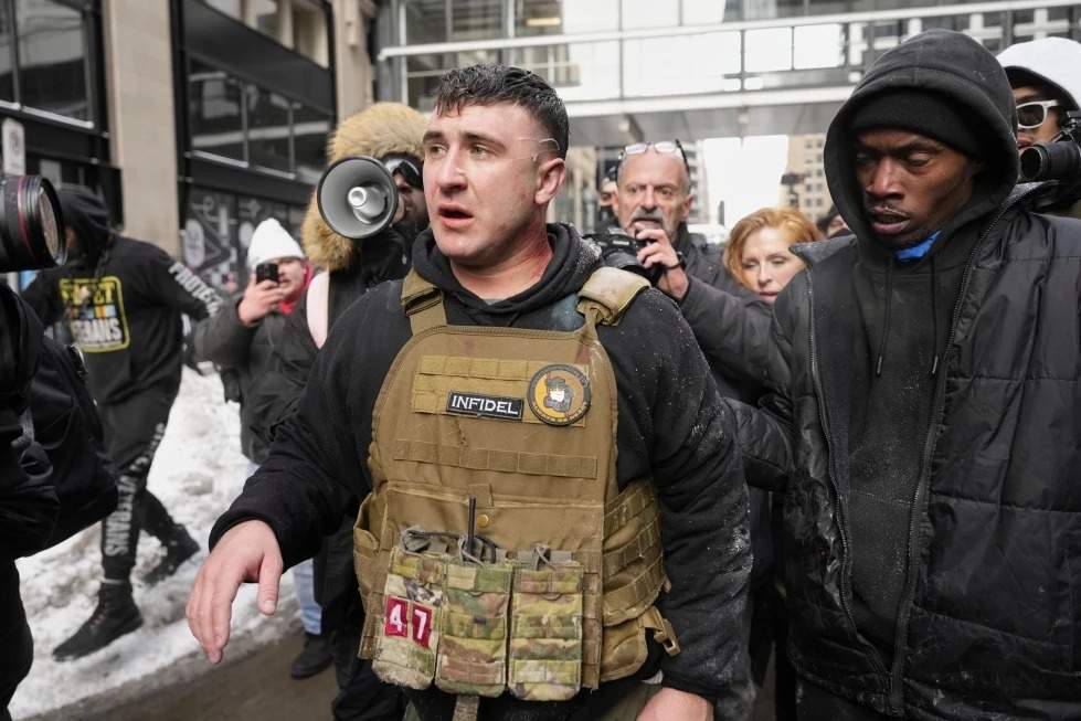 Jake Lang, en el centro, se aleja de los contramanifestantes tras un altercado cerca del Ayuntamiento de Minneapolis, el sábado 17 de enero de 2026.