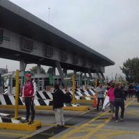 Vecinos liberan la caseta Las Américas en protesta por alza de tarifas del Circuito Exterior Mexiquense