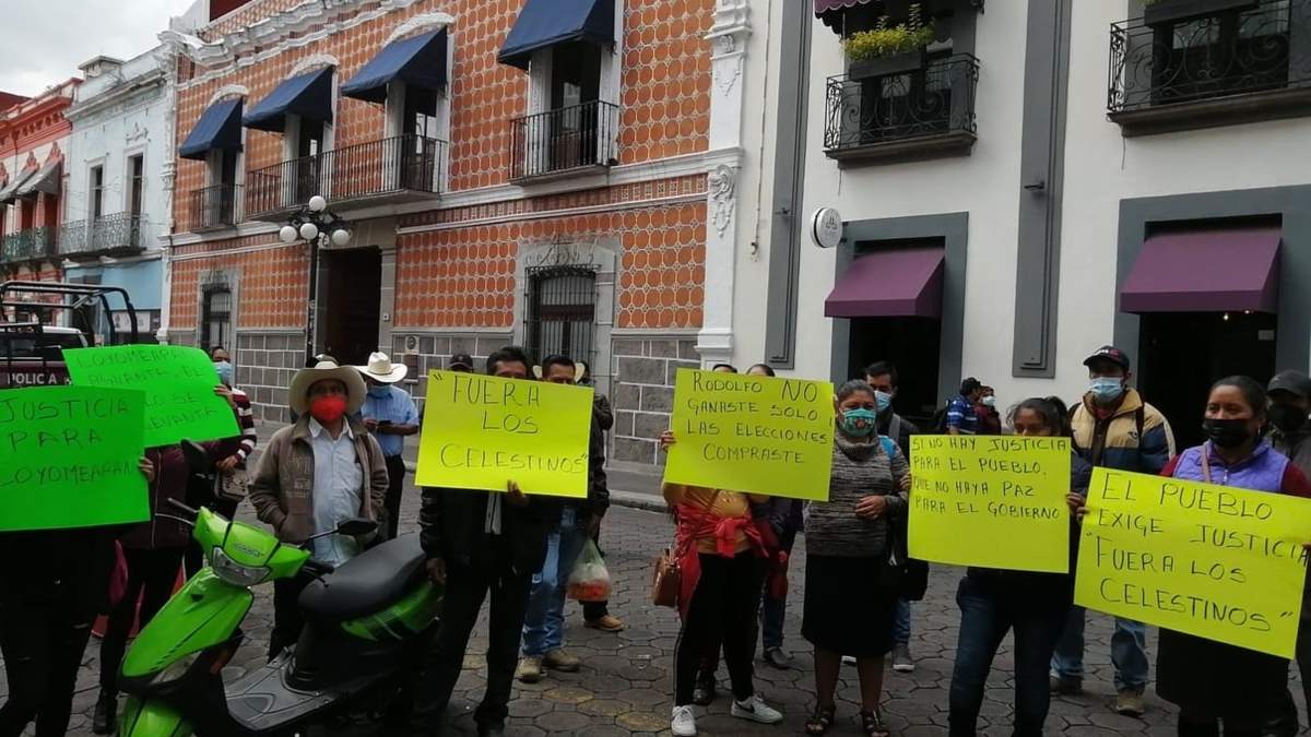 Protesta de agosto pasado en el Congreso de Puebla contra el cacicazgo en Coyomeapan