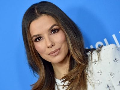 "¡Atrevidas!" Eva Longoria y sus amigas posan "al natural" y ¡de espaldas!