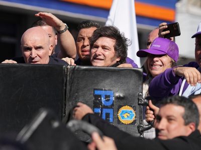 Apedrean a Javier Milei durante una caravana electoral (Video)