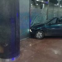 Rosario: un hombre estrelló su auto contra el frente del Banco Nación porque no le otorgaron un crédito