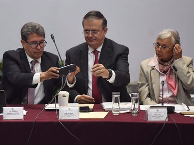 En plenaria, Ebrard presume logros en SRE y cuestiona a Ken Salazar sobre tráfico ilegal de armas